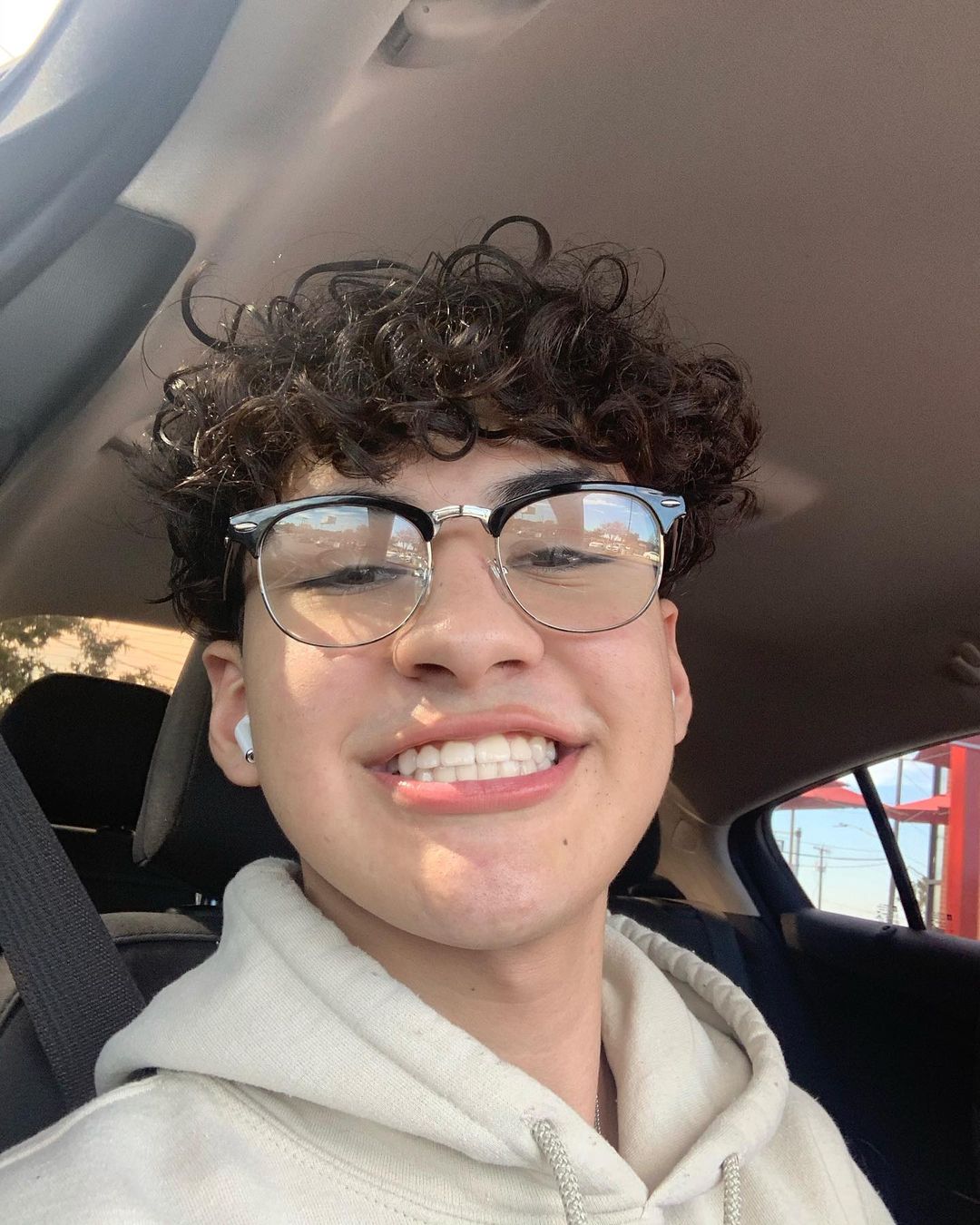 Marc Gomez used to wear tooth braces but now he has removed the braces 